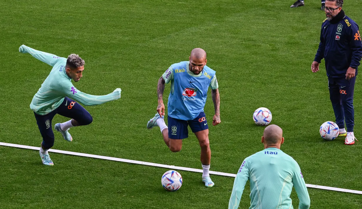 (Dari kiri) Penyerang Brasil Raphinha, bek Brasil Dani Alves dan gelandang Brasil Fabinho mengikuti sesi latihan persiapan menuju Piala Dunia 2022 di tempat latihan Continassa di Turin, Italia, Selasa (15/11/2022). Timnas Brasil akan melawan Serbia dalam laga pembuka Grup G di Lusail Iconic Stadium pada 24 November 2022. (Vincenzo PINTO / AFP)