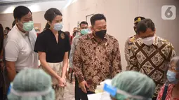 Lippo Malls, Siloam Hospitals Group dan Kementerian Kesehatan menggelar layanan vaksin lansia. Lippo Malls menyiapkan area di 74 mal di seluruh Indonesia dengan tenaga medis vaksinasi yang disiapkan dari 39 rumah sakit jaringan Siloam Hospitals Group. (Liputan6.com/Pool) 