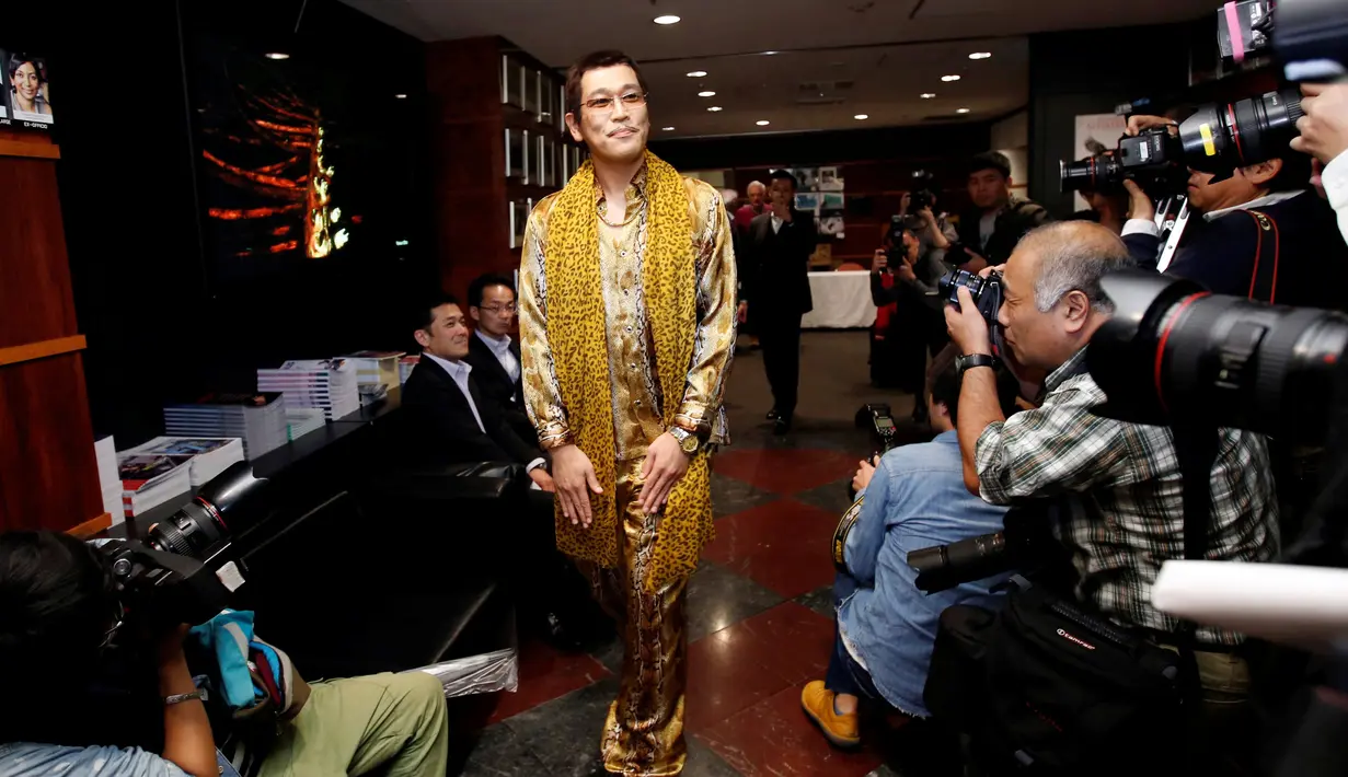 Bintang Youtube Piko Taro yang bernama asli Kazuhiko Kosaka saat menghadiri konfrensi pers di Club of Japan, Tokyo (28/10).  Piko Taro mendapat penghargaan dari Guinness World Records lewat lagu berjudul Pen Pineapple Apple Pen. (Reuters/Issei Kato)