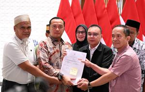 Pemberian rehabilitasi terhadap dua Guru asal Kabupaten Luwu Utara, Sulawesi Selatan. (Foto. Biro Pers Sekretariat Presiden)