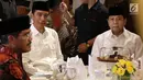 Presiden Joko Widodo (Jokowi) menghadiri acara buka puasa bersama di rumah dinas Ketua DPR Setya Novanto, Jakarta, Senin (5/6). Buka puasa bersama tersebut untuk menjalin silahturahmi antara lembaga legislatif dan eksekutif. (Liputan6.com/Angga Yuniar)