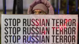 Aksi unjuk rasa ini untuk memperingati sekaligus memprotes 1.000 hari invasi Rusia ke Ukraina. (Wojtek RADWANSKI/AFP)
