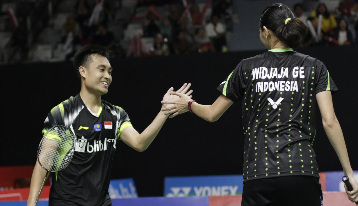 Pebulutangkis Indonesia, Hafiz Faizal / Gloria Widjaja, merayakan kemenangan atas pasangan Malaysia pada Indonesia Masters 2019 di Istora Senayan, Jakarta, Selasa (22/1). Hafiz / Gloria lolos ke babak kedua. (Bola.com/M. Iqbal Ichsan)