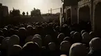 Warga Palestina berbaris untuk melewati pos pemeriksaan militer Israel Qalandia antara kota Ramallah di Tepi Barat dan Yerusalem dalam perjalanan mereka untuk menghadiri salat Jumat di Masjid Al-Aqsa saat bulan suci Ramadan 1447 Hijriah, Jumat 20 Februari 2026. Warga Palestina berbondong-bondong berbaris antre untuk bisa melewati pos pemeriksaan militer Israel Qalandia antara kota Ramallah di Tepi Barat dan Yerusalem. (AP Photo/Leo Correa)