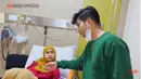 Perawatan dari dokter membuat Ricis terlihat semakin membaik. Raut wajahnya pun sudah tampak lebih cerah. Selama sakit, Teuku Ryan tampak selalu menemani sang istri. Ia juga memberikan perhatian lebih pada Ricis. Sebelum dilarikan ke rumah sakit, ibu satu anak itu mengatakan tubuhnya demam yang disertai haid.  (Liputan6.com/YouTube/Ricis Official)