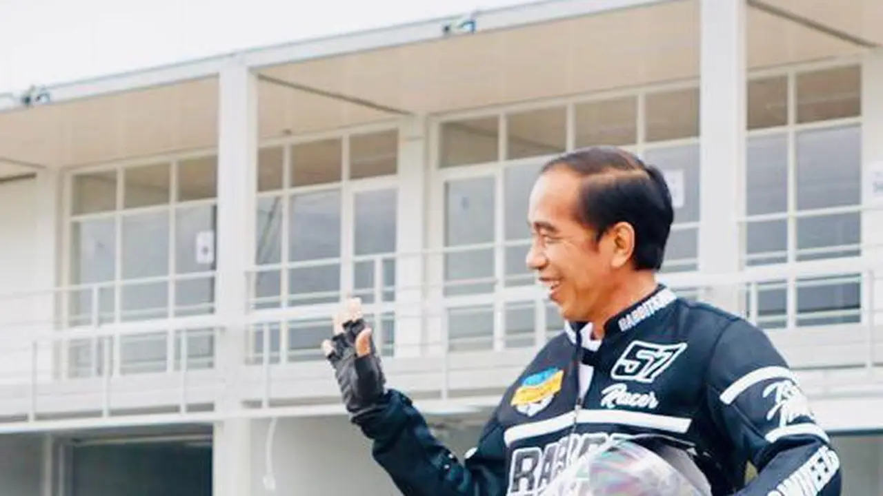Outfit Jokowi saat menghadiri acara peresmian Sirkuit Mandalika