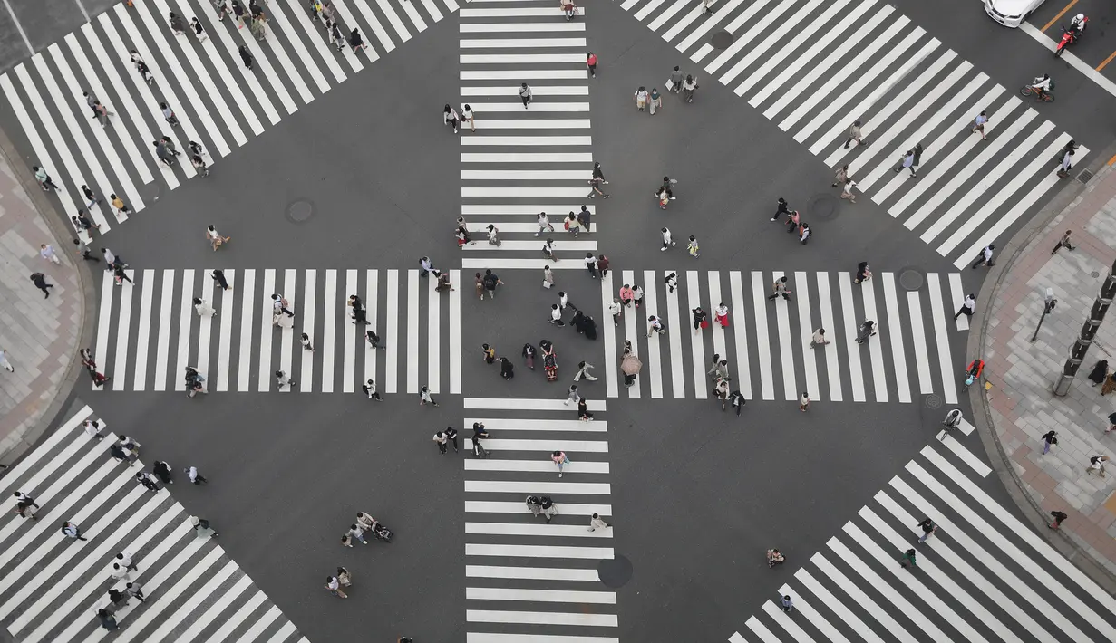Pengunjung terlihat di lokasi wisata Ginza, Tokyo, Jepang, 4 Oktober 2020. Jepang memasukkan Tokyo dalam program subsidi perjalanan domestik yang disebut kampanye Go To Travel mulai 1 Oktober, setelah pada Juli lalu Tokyo tidak memenuhi syarat akibat lonjakan kasus COVID-19. (Xinhua/Du Xiaoyi)