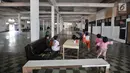 Anak-anak bermain di salah satu ruangan di Wisma Ciliwung, Jakarta, Senin (17/9). Kondisi gedung Wisma Ciliwung terlihat tidak terawat. (Merdeka.com/Iqbal Nugroho)