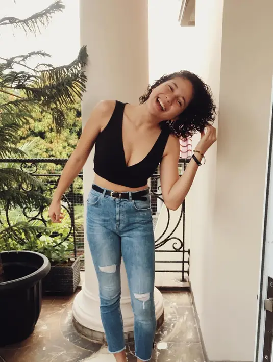 Penampilan Sitha Marino kini semakin mencuri perhatian. Ia kerap pamer body goals dengan OOTD yang ditampilkan. @sithamarino.