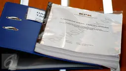 Dokumen laporan hasil penyelidikan  KPK yang diserahkan kepada Majelis Hakim Pengadilan Negeri Jakarta Selatan terkait dugaan korupsi mantan Wali Kota Makassar, Ilham Arief Sirajudin, Senin (6/7/2015). (Liputan6.com/Yoppy Renato)