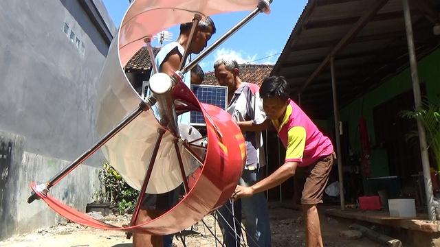Gabungan Energi Matahari dan Angin Terangi Jalan di Tulungagung