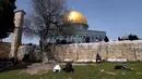 <p>Polisi Israel mencegah pria di bawah usia 55 tahun memasuki Yerusalem dan mencapai Kompleks Masjid Al Aqsa. (AP Photo/Mahmoud Illean)</p>