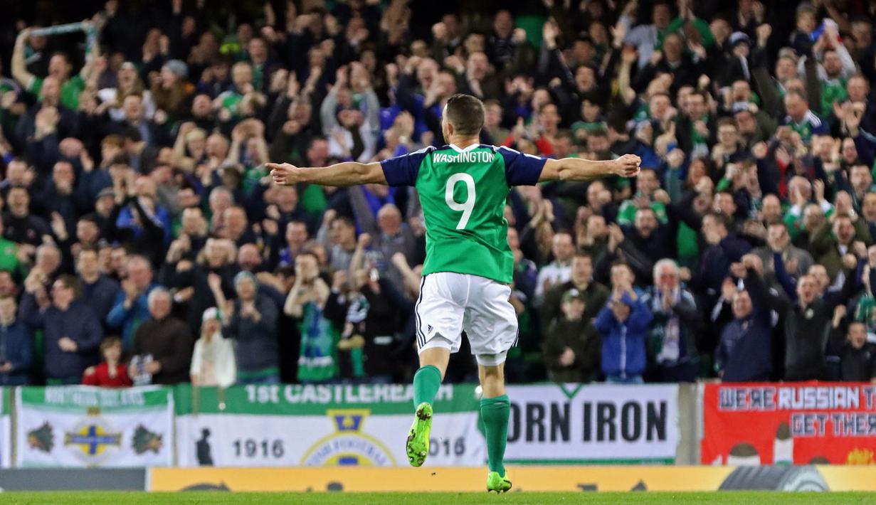 Striker Irlandia Utara, Conor Washington, merayakan gol yang dicetaknya ke gawang Norwegia pada laga kualifikasi Piala Dunia 2018 di Stadion Windsor Park, Irlandia, Minggu (26/3/2017). Irlandia Utara menang 2-0 atas Norwegia. (AFP/Paul Faith)