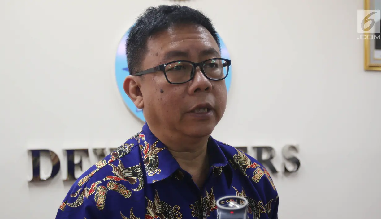 Ketua Dewan Pers Yosep Adi Prasetyo memberi keterangan di Kantor Dewan Pers Jakarta, Rabu (12/12). Dewan Pers memutuskan Eva Susanti Hanafie Bande serta komunitas Sedulur Sikep sebagai pemenang Yap Thiam Hien Award 2018. (Liputan6.com/JohanTallo)