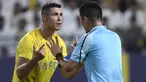 Pemain Al-Nassr, Cristiano Ronaldo (kiri) melakukan protes terhadap keputusan wasit yang memimpin laga play off Liga Champions Asia 2023/2024 antara Al-Nassr melawan Al-Ahli Dubai di KSU Stadium, Rabu (23/8/2023) WIB. (AFP/Yazid al-Duwihi)