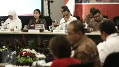  Menko PMK, Puan Maharani (kedua kiri) saat memimpin rapat koordinasi di Kementerian PMK, Jakarta, Senin (6/2). Rapat membahas mengenai program bantuan pangan non tunai. (Liputan6.com/Faizal Fanani)