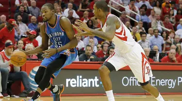 Pemain Oklahoma City Thunder Kevin Durant (kiri) membawa bola dijaga ketat pemain Houston Rockets Trevor Ariza saat pertandingan NBA di Toyota Center, Amerika Serikat, (2/11/2015). Rockets menang 110 - 105 atas Thunder. (Reuters/ Thomas B. Shea)