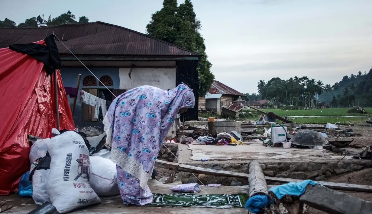 Mereka pun beribadah di lokasi seadanya. (REZAN SOLEH/AFP)