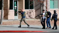 Petugas penegak hukum bergegas menuju Universitas Nevada setelah laporan adanya penembak aktif, Las Vegas, Amerika Serikat, Rabu (6/12/2023). (Steve Marcus/Las Vegas Sun via AP)