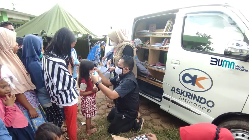 Hibur Anak-Anak Korban Banjir Karawang, Askrindo Hadirkan Mobil Pintar