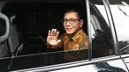 Menteri Pariwisata dan Ekonomi Kreatif Wishnutama melambaikan tangan dari dalam mobil saat tiba di Gedung KPK, Jakarta, Kamis (9/1/2020). Wishnutama mendatangi KPK untuk menyerahkan laporan harta kekayaan penyelenggara negara (LHKPN). (Liputan6.com/Herman Zakharia)
