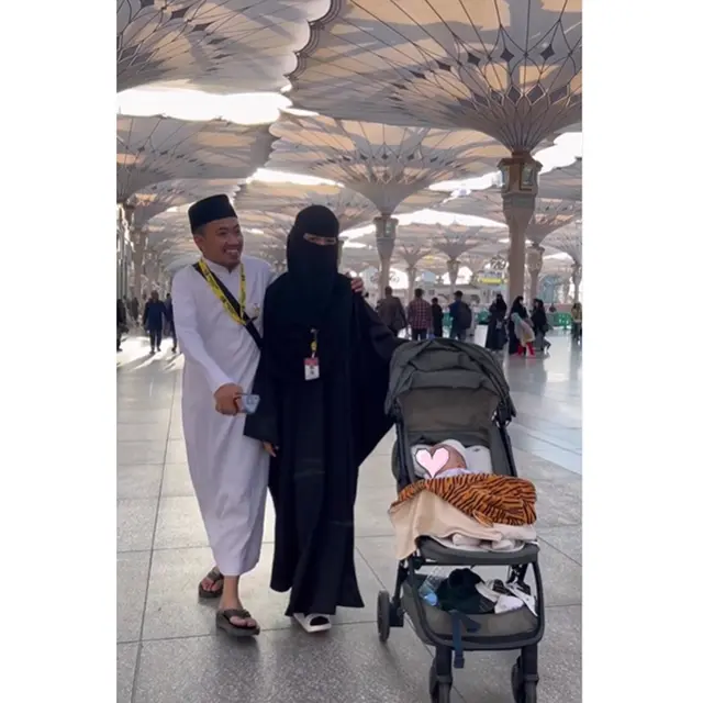 6 Momen Ustaz Syam dan Jihan Ajak Anak Umrah Pertama Kali di Usia 5 Bulan