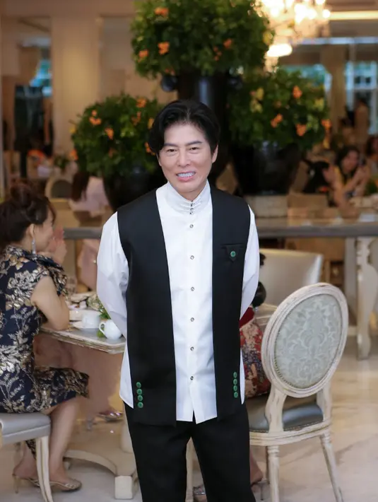 Melalui koleksi ini, Sebastian Gunawan Signature mengajak untuk menyambut Tahun Baru Imlek 2025 dengan harapan, transformasi, dan kecantikan yang abadi. [Fimela/Daniel Kampua]