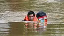 Petugas terus berjuang mengevakuasi ribuan orang dari banjir besar yang menggenangi wilayah Vietnam bagian utara akibat terjangan topan Yagi. (Nhac NGUYEN/AFP)