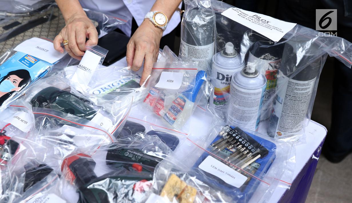 Petugas menunjukkan barang bukti pembobol uang dari mesin ATM dengan teknik skimming diperlihatkan petugas Resmob Polda Metro Jaya saat rilis di Jakarta, Sabtu (17/3). Kasus melibatkan empat WNA dan seorang WNI. (Liputan6.com/Helmi Fithriansyah)