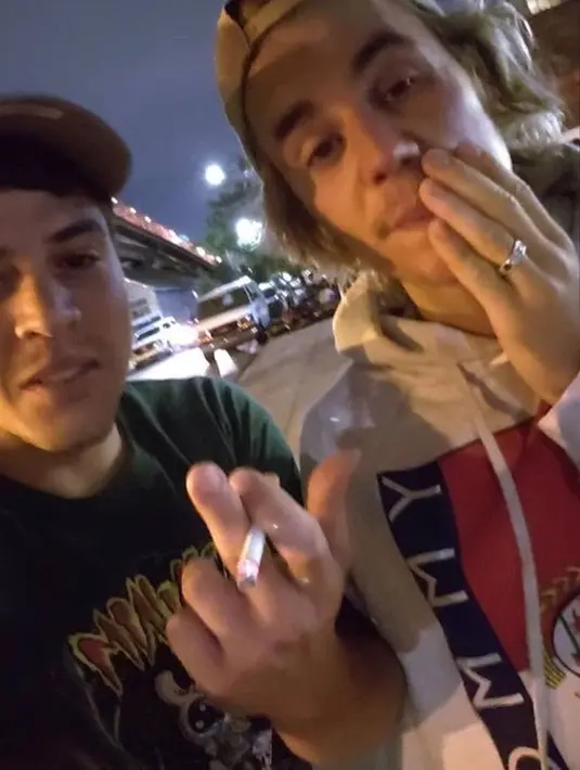 Lewat Twitter, salah satu penggemarnya mengatakan bahwa Justin Bieber tak pernah memakai perhiasan di tubuhnya. (Twitter/JJFitness2)