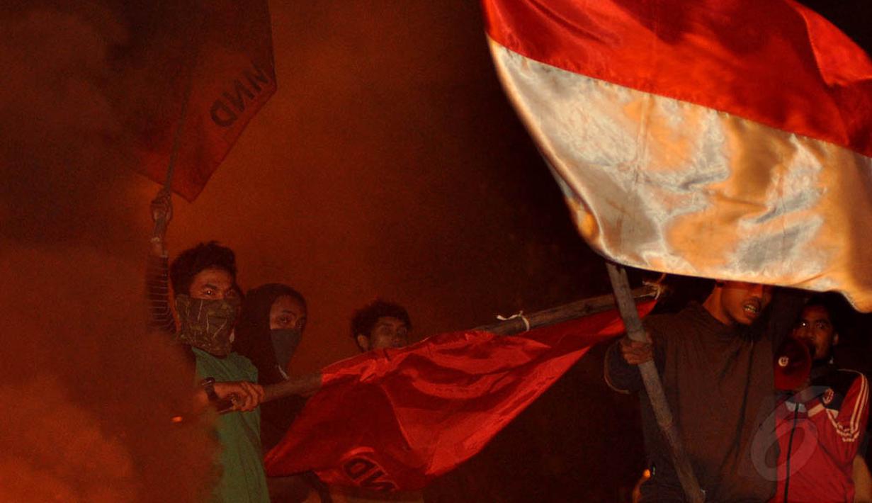 Bendera merah putih juga dikibarkan dalam aksi penolakan kenaikan BBM tersebut, Jakarta, Selasa (18/11/2014) (Liputan6.com/Miftahul Hayat)