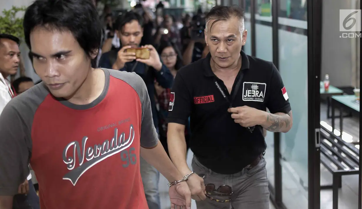 Ekspresi Tio Pakusadewo saat akan menjalani sidang di Pengadilan Negeri Jakarta Selatan, Senin (30/4). Tio Pakusadewo datang dengan mengenakan kaus dari JEERA : Second Chance yang merupakan produk kerajinan lapas. (Liputan6.com/Faizal Fanani)