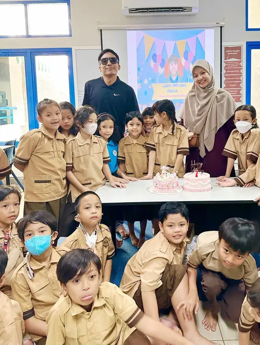 Potret Desta bersama Caca saat foto bareng dengan teman-teman putrinya. Unggahan tersebut mendapat respon positif dari warganet. Banyak yang ikut mendoakan Miskha. [Instagram/desta80s]