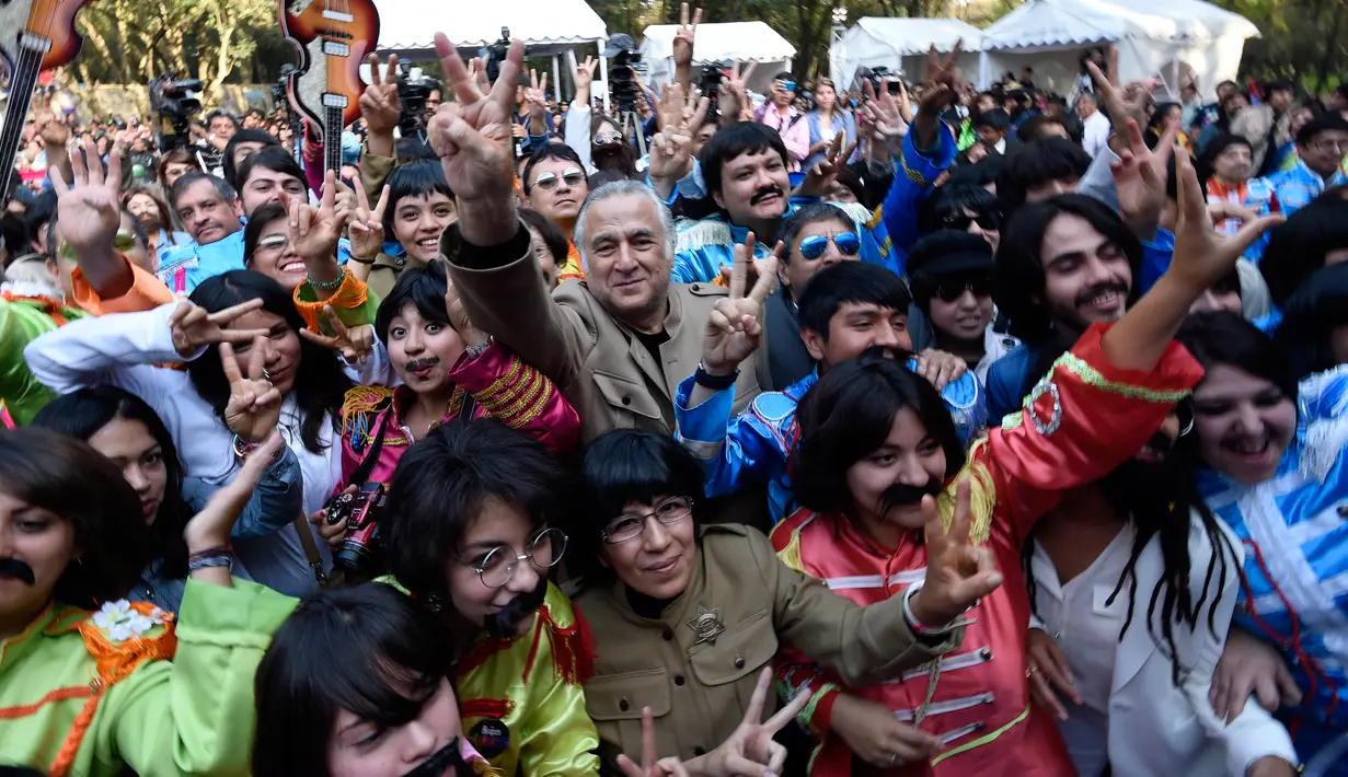 Ratusan orang ambil bagian dalam upaya memecahkan rekor dunia "Guinness World Record" dengan jumlah terbesar orang mengenakan pakaian dan bergaya seperti  The Beatles di sebuah taman di Mexico City, Meksiko 28 November 2015. (AFP PHOTO/ALFREDO ESTRELLA)