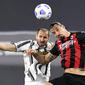 Striker AC Milan, Zlatan Ibrahimovic, duel udara dengan bek Juventus, Giorgio Chiellini, pada laga Liga Italia di Stadion Allianz, Senin (10/5/2021). AC Milan menang dengan skor 3-0. (Spada/LaPresse via AP)
