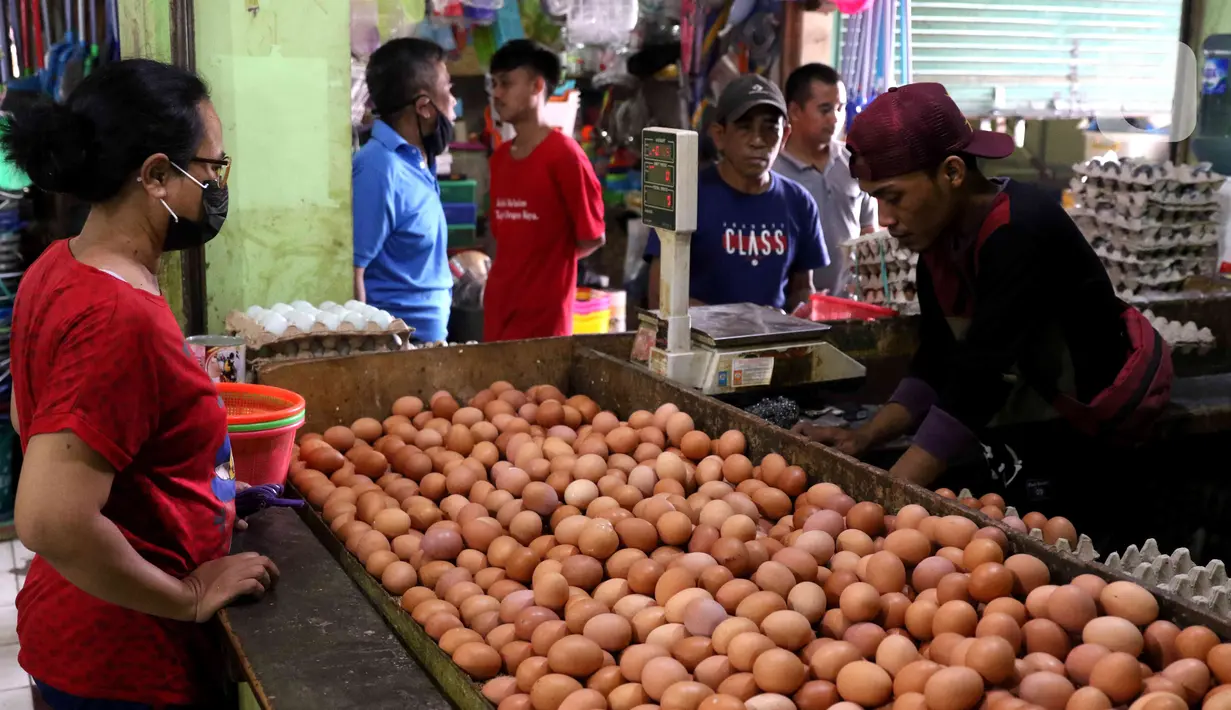 Pedagang telur ayam melayani pembeli di Pasar Kelapa Dua, Kabupaten Tangerang, Banten, Rabu (29/12/2021). Jelang pergantian tahun, harga telur ayam mencapai Rp 30.000 per kg. (Liputan6.com/Angga Yuniar)