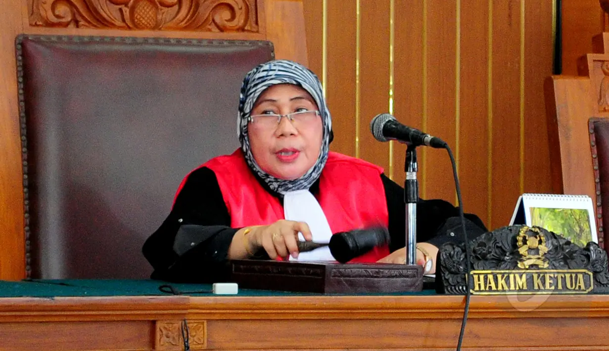 Hakim tunggal, Tati Hardianti, memimpin sidang perdana praperadilan Suryadharma Ali, terhadap KPK di Pengadilan Negeri Jakarta Selatan, Senin (30/3/2015). Sidang gugatan praperadilan SDA ditunda hingga besok, Selasa (31/3). (Liputan6.com/Yoppy Renato)