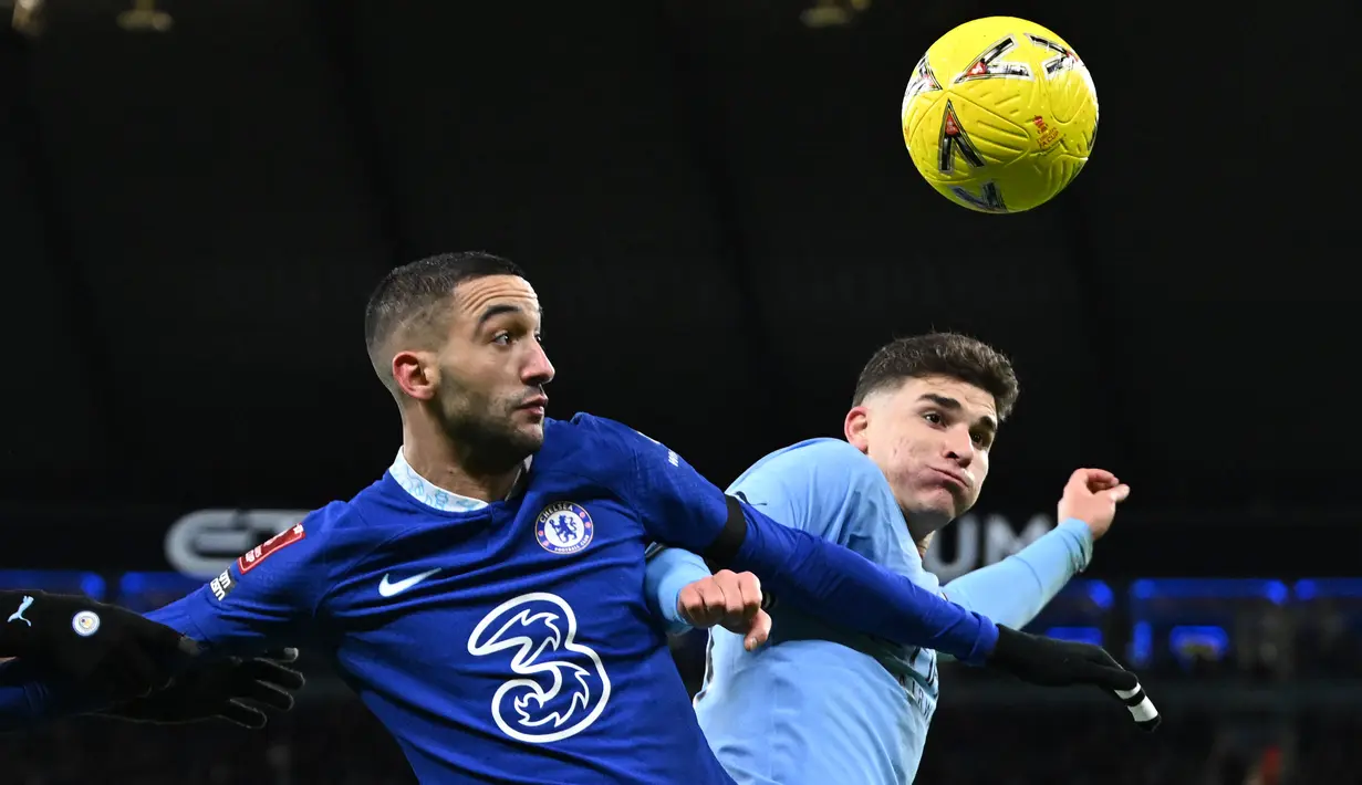 Gelandang Chelsea, Hakim Ziyech (kiri) bersaing dengan striker Manchester City Julian Alvarez (kanan) selama pertandingan putaran ketiga Piala FA Inggris di Stadion Etihad di Manchester, Inggris, pada 8 Januari 2023. Penawaran PSG sudah diterima pihak Chelsea dan Ziyech. Mantan pemain Ajax ini kemudian menjalani tes medis di Paris dengan sukses. (Oli SCARFF / AFP)