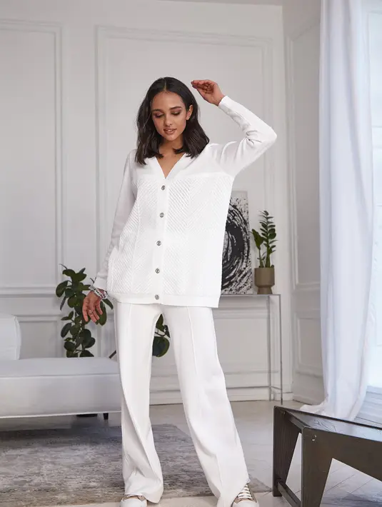 4. Knit Top. Kamu bisa padukan fashion item ini  dengan high waist trousers lho! Dan kalau kamu ingin tampil simple, kamu bisa mix & match trousers kamu dengan celana jeans. / copyright shutterstock