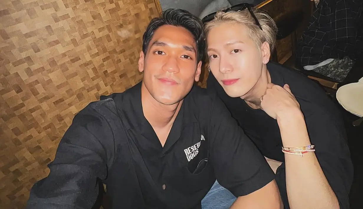 Jackson Wang yang tiba di Indonesia pada Minggu (2/3/2025), diketahui akan menetap di Indonesia selama dua minggu. Bukan untuk konser, kedatangannya untuk melakukan suatu hal yang belum diketahui. Momen kebersamaan mereka ini diabadikan dalam beberapa foto yang diunggah oleh Afgan di Instagram. (Liputan6.com/IG/@afgan__)