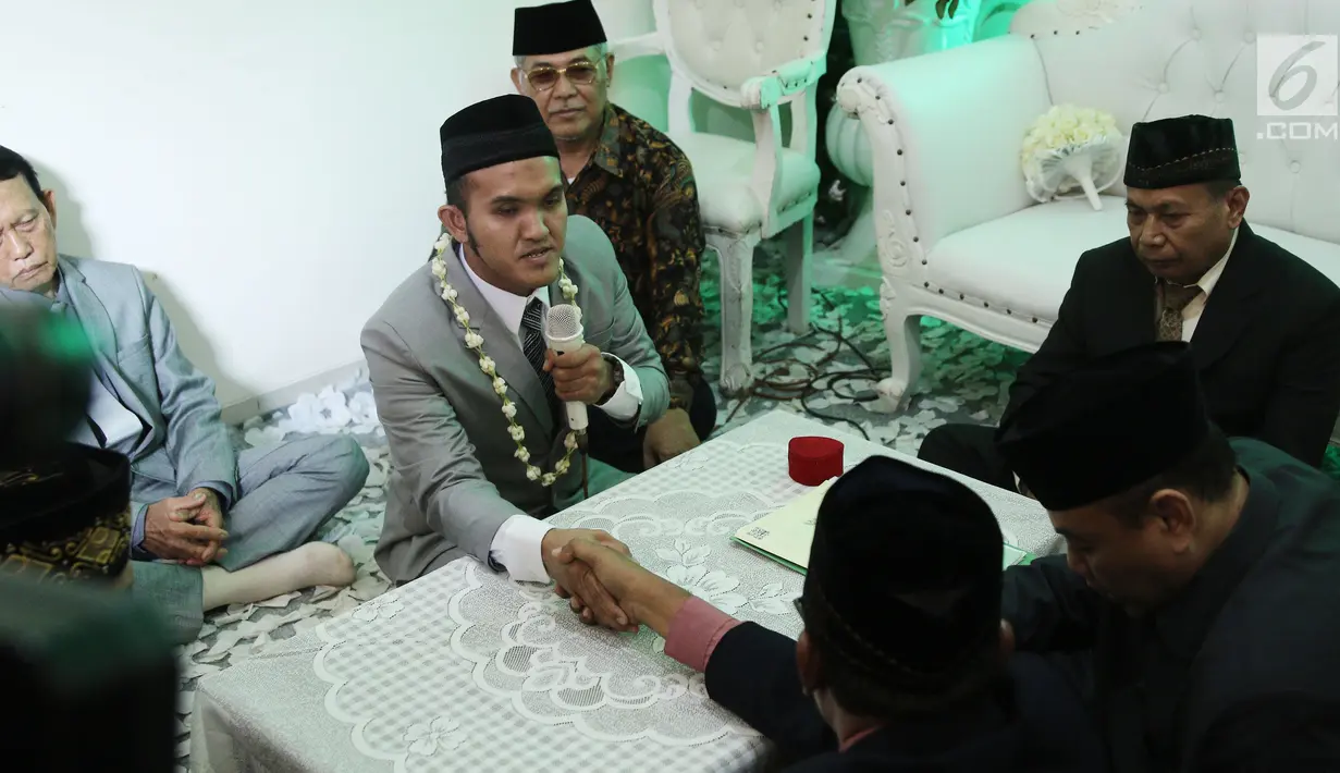 Komedian Caisar Aditya Putra dan Intan Sri Mardiani melangsungkan ijab kabul pernikahan di kawasan Cimahpar, Bogor, Jawa Barat, Sabtu (30/6). Caisal resmi mempersunting Intan Sri Mardiani yang tak lain mantan sopir Indadari. (Liputan6.com/Herman Zakharia)