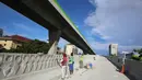 Pekerja beraktivitas di sekitar Jalan Layang Non-Tol Tendean-Ciledug di Jakarta, Jumat (20/1). Total progress pengerjaan proyek sepanjang 9,3 kilometer dengan lebar bersih 8 meter tersebut telah mencapai 98 persen. (Liputan6.com/Immanuel Antonius)