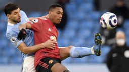 Anthony Martial. Memasuki musim ketujuhnya bersama Manchester United usai didatangkan dari AS Monaco pada 2015/2016, ia telah tampil dalam 265 laga dengan mencetak 79 gol dan 50 assist. Nilai pasarnya pun turun dari 45 juta euro menjadi 35 juta euro atau setara Rp.575 miliar. (AFP/Pool/Peter Powell)