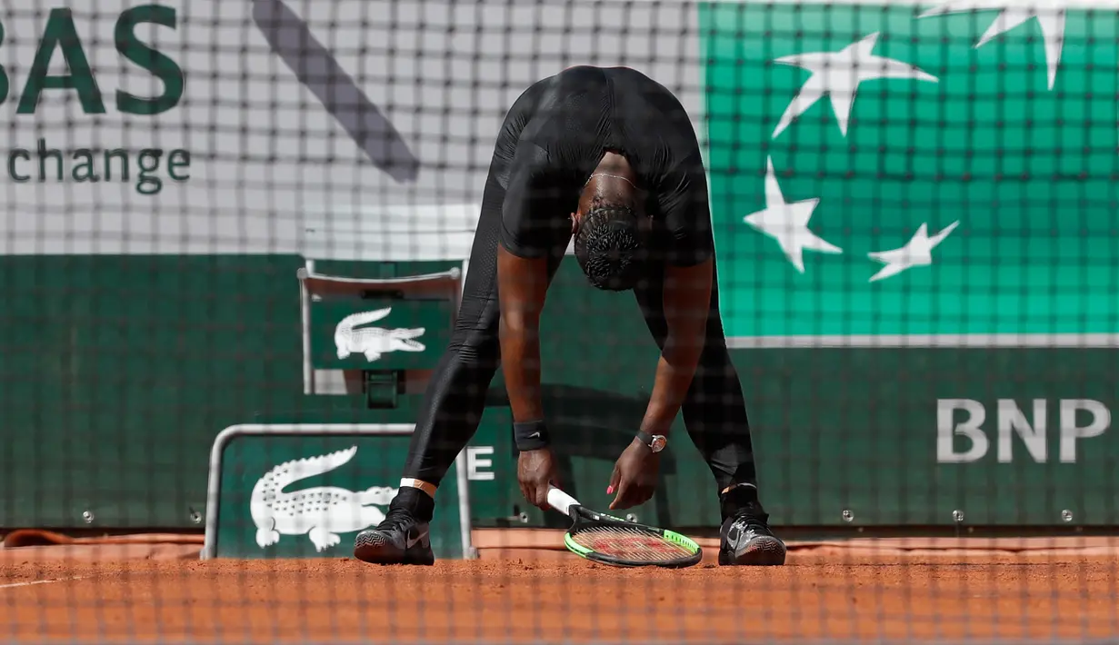 Ekspresi petenis wanita Serena Williams saat bertanding melawan petenis wanita dari Ceko Krystina Pliskova dalam turnamen tenis Perancis Terbuka di stadion Roland Garros di Paris, Prancis (29/5). (AP / Alessandra Tarantino)