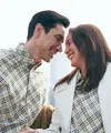 Selama 19 tahun menikah, romantisme Donna Agnesia dan Darius Sinathrya seolah tidak luntur. Selain selalu terlihat kompak, keduanya terlihat serasi dalam busana kasual dan formal [@dagnesia]