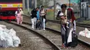 Sejumlah penumpang KRL Commuter Line terpaksa berjalan kaki menuju Stasiun Bojonggede, Bogor, Jawa Barat, Minggu (4/8/2019). Padamnya listrik di wilayah Jabodetabek mengakibatkan perjalanan KRL Commuter Line terhenti. (Liputan6.com/Helmi Fithriansyah)