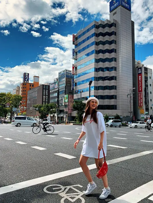 <p>Kali ini tampil serba putih, oversized shirt dan topi beret untuk gaya simpel dan stylish. Gaya ini bisa jadi inspirasi outfit sehari-hari. [Instagram/lunamaya]</p>