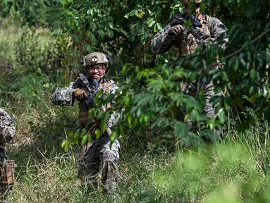 Prajurit Marinir Amerika Serikat (AS) mengamankan posisi saat latihan patroli sebagai bagian dari latihan militer bersama Super Garuda Shield di Bhumi Marinir Karangpilang, Surabaya, Selasa 27 Agustus 2024. (JUNI KRISWANTO/AFP)