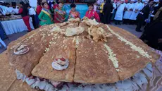 Cholitas berpose untuk foto selama presentasi "sandwich de chola" raksasa, di La Paz, Bolivia, Selasa, 2 Juli 2024. (AP Photo/Juan Karita)