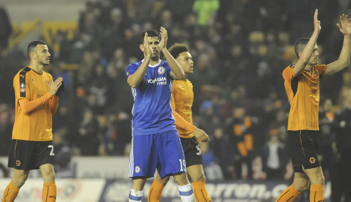Pemain  Diego Costa memberikan salam kepada fans usai melawan Wolverhampton Wanderers pada putaran kelima Piala FA di Molineux stadium, Wolverhampton, (18/2/2017). Chelsea menang 2-0. (AP/Rui Vieira)
